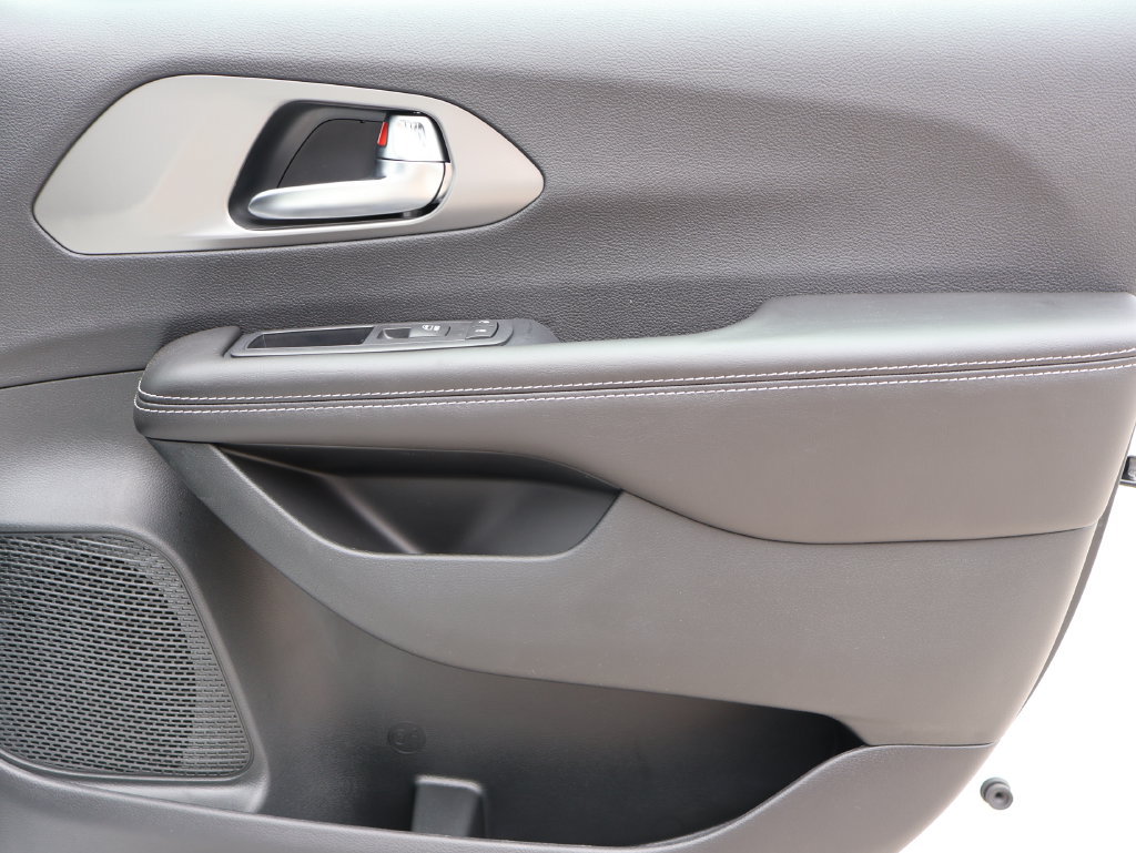 New 2027 Chrysler Pacifica LX FWD image 7