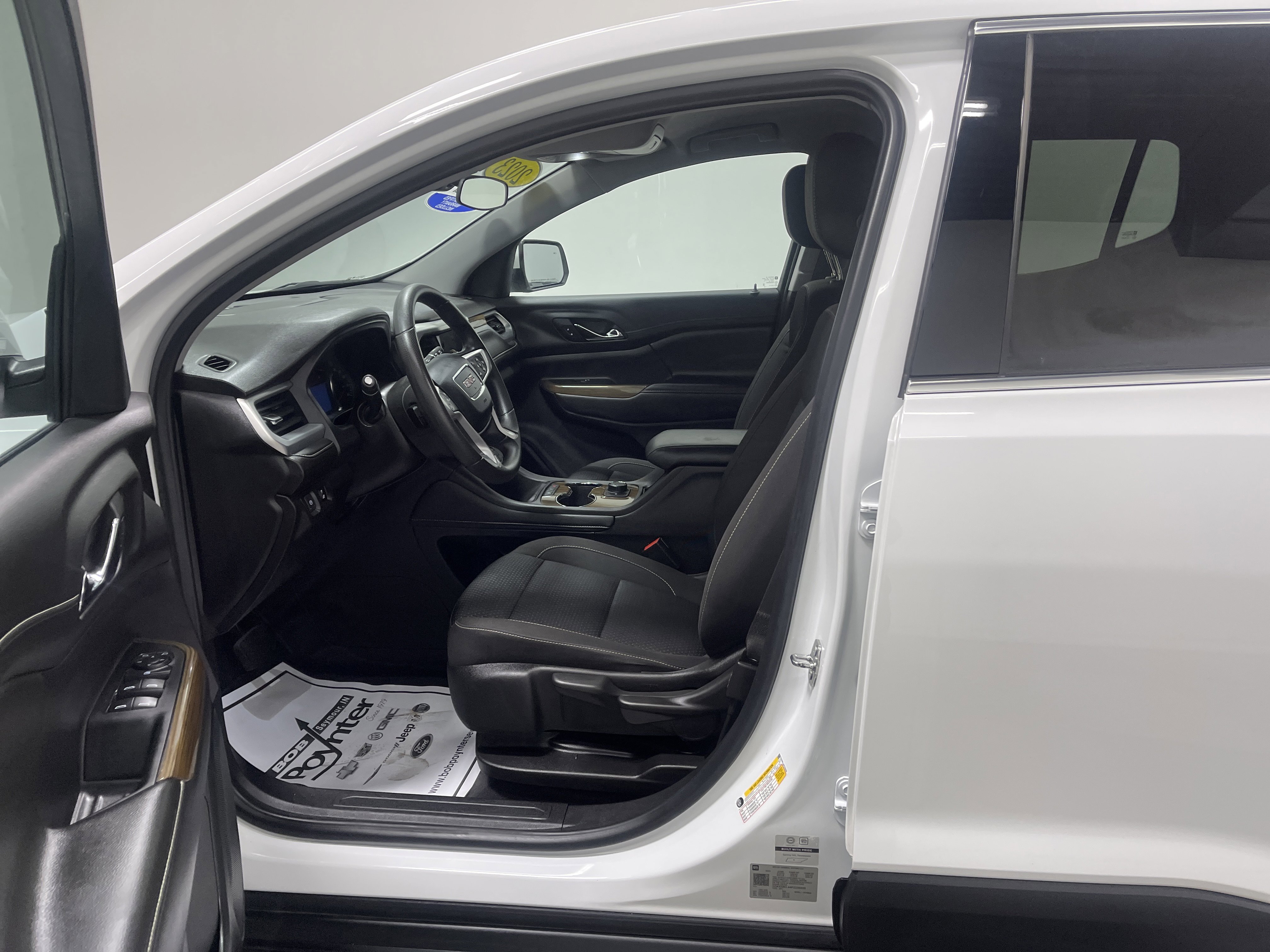 Used 2023 GMC Acadia SLE image 9