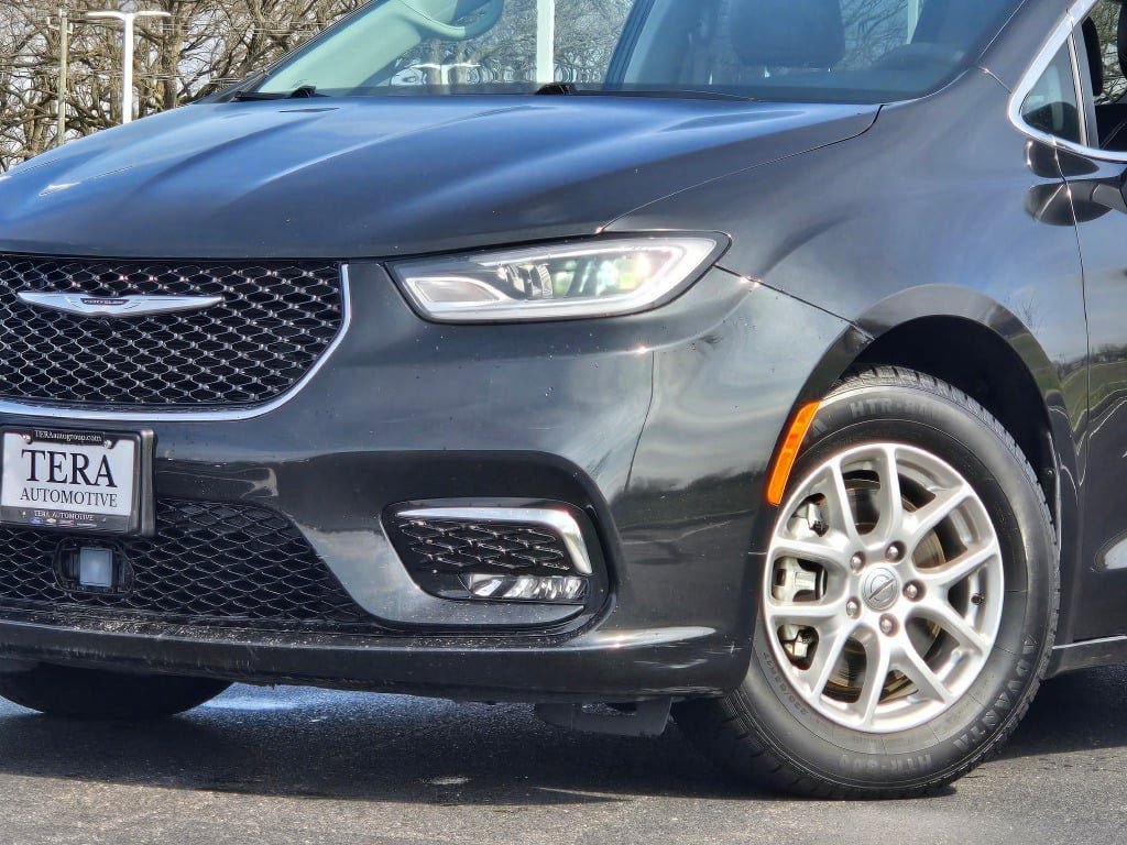 Used 2023 Chrysler Pacifica Touring-L FWD image 2