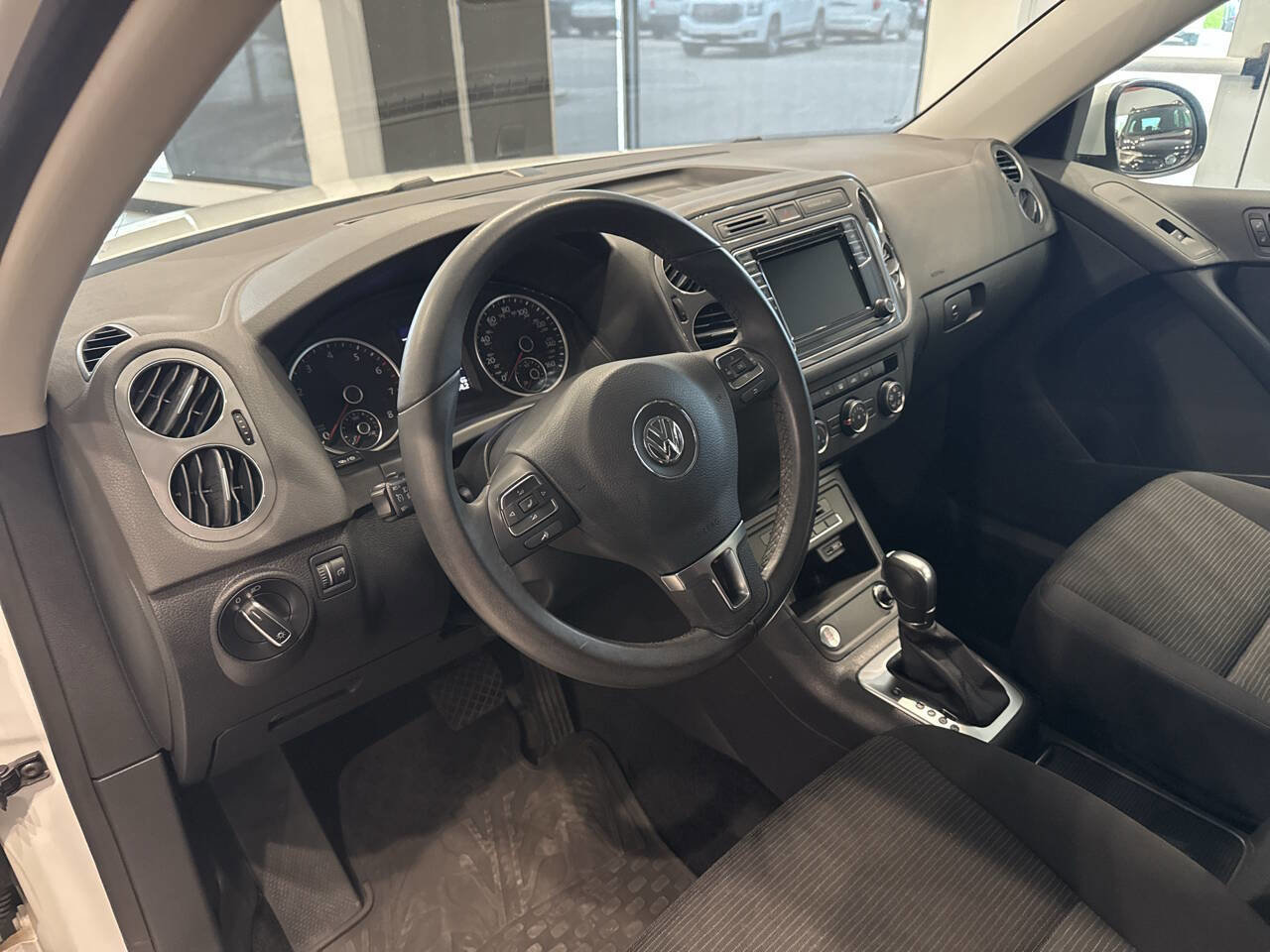 Used 2017 Volkswagen Tiguan Limited w/ Premium Package FWD image 16
