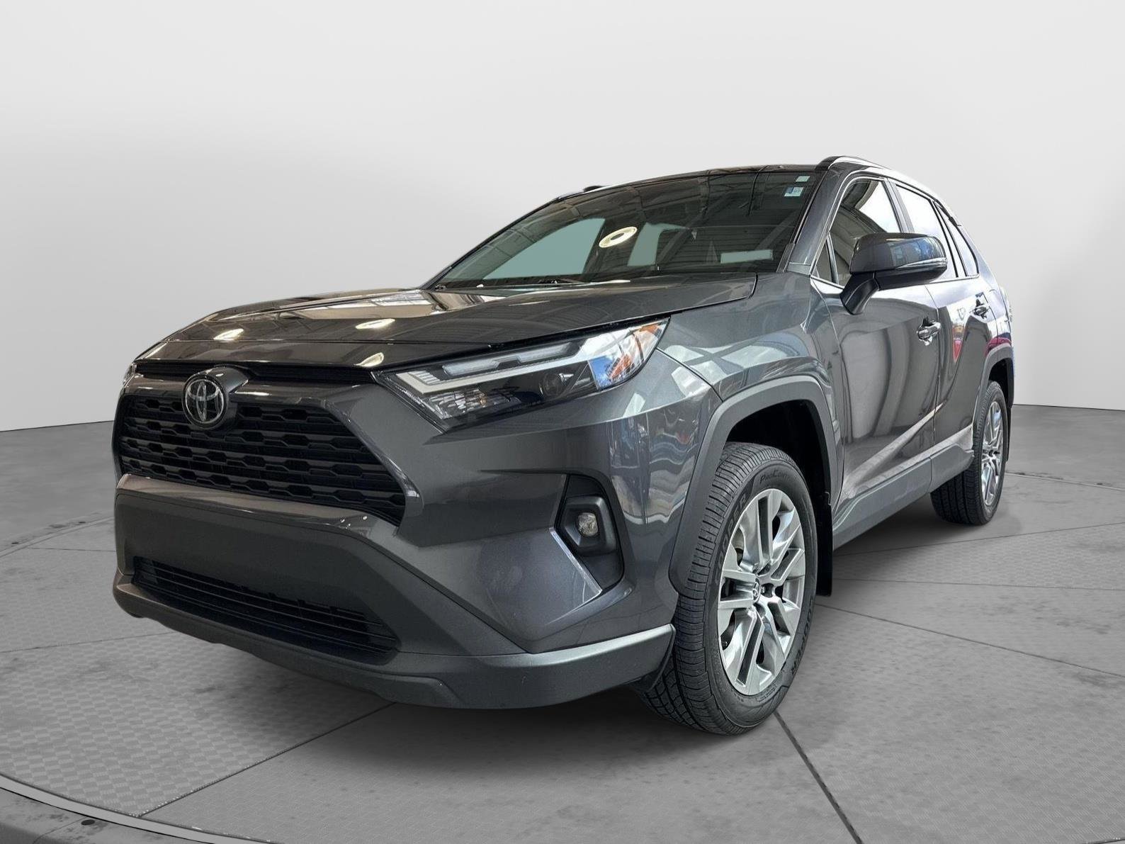 Used 2022 Toyota RAV4 XLE Premium image 2