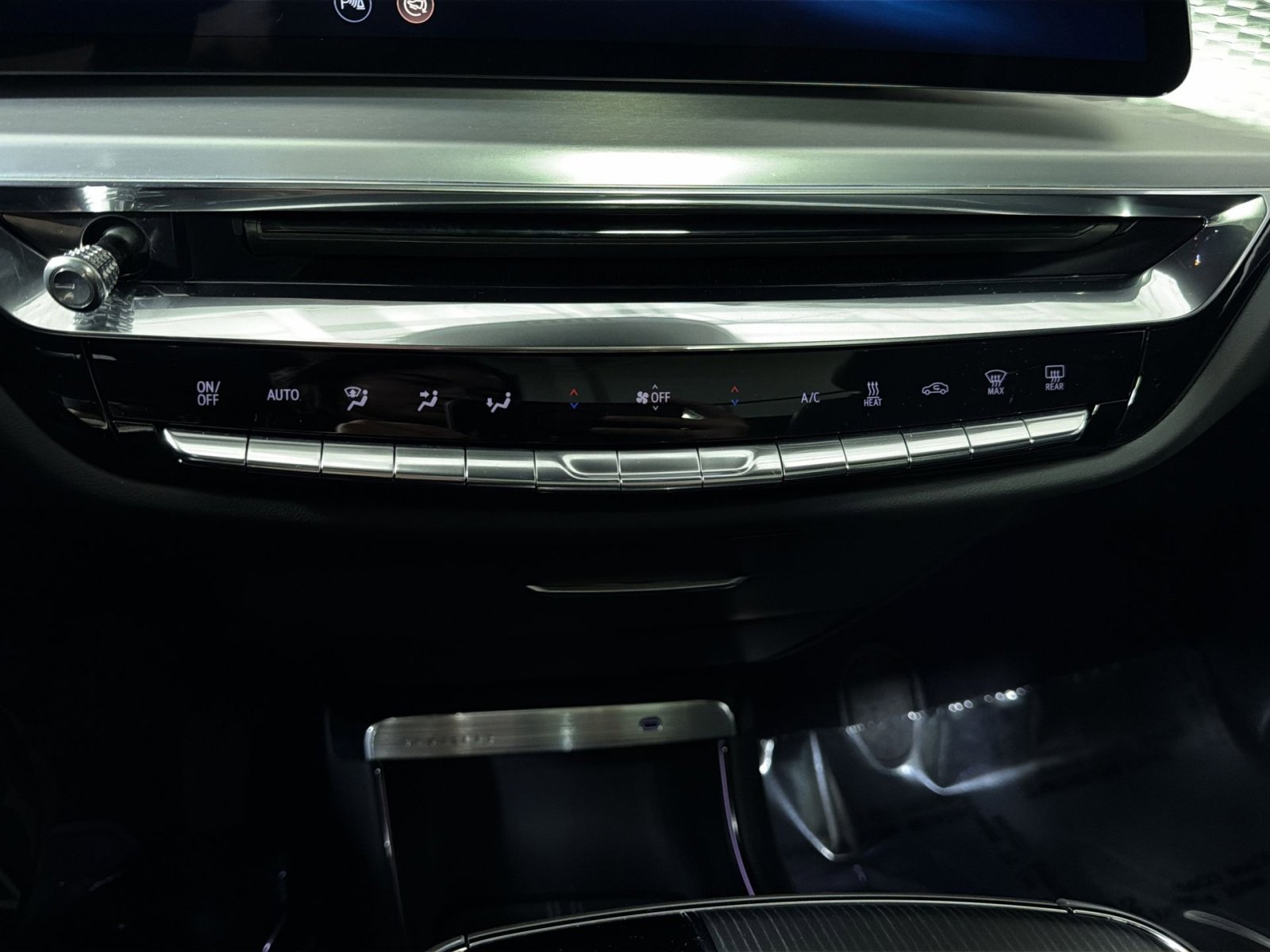 Used 2025 Cadillac Lyriq Luxury w/ LPO, Floor Liner Package AWD/4WD image 29