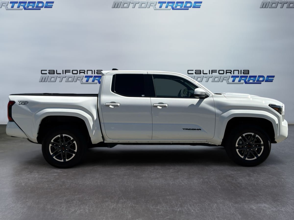 Used 2025 Toyota Tacoma TRD Sport AWD/4WD image 4