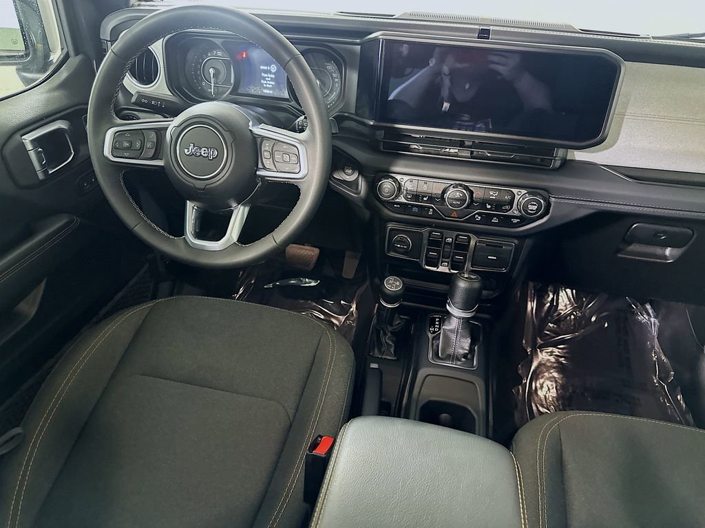 Used 2025 Jeep Wrangler Unlimited Sahara w/ Safety Group image 17