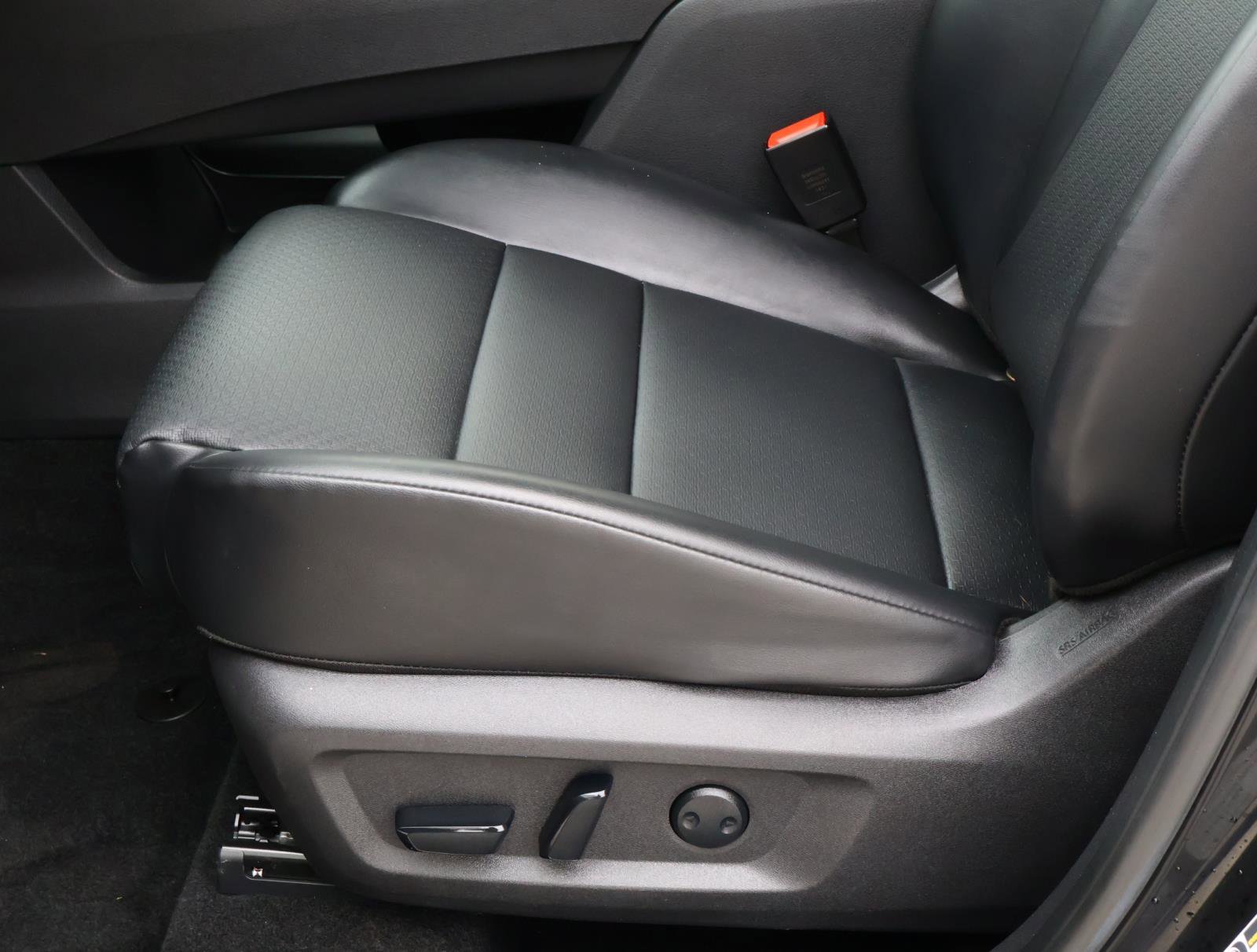 Used 2025 Nissan Rogue SV w/ SV Premium Package image 15