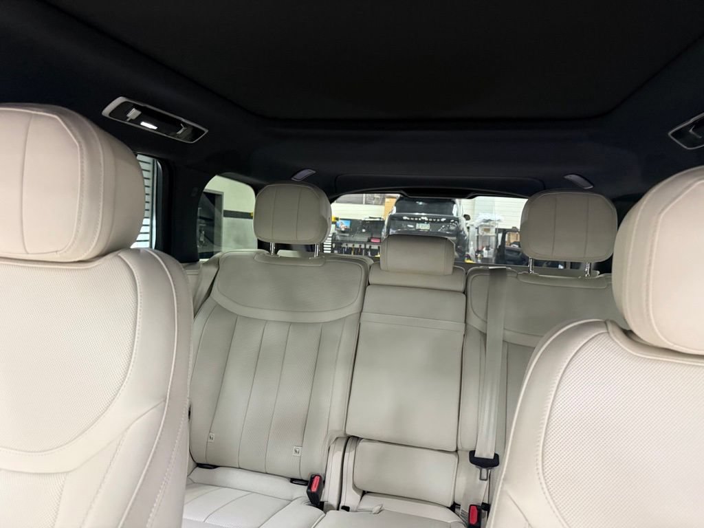 Used 2025 Land Rover Range Rover SE AWD/4WD image 5