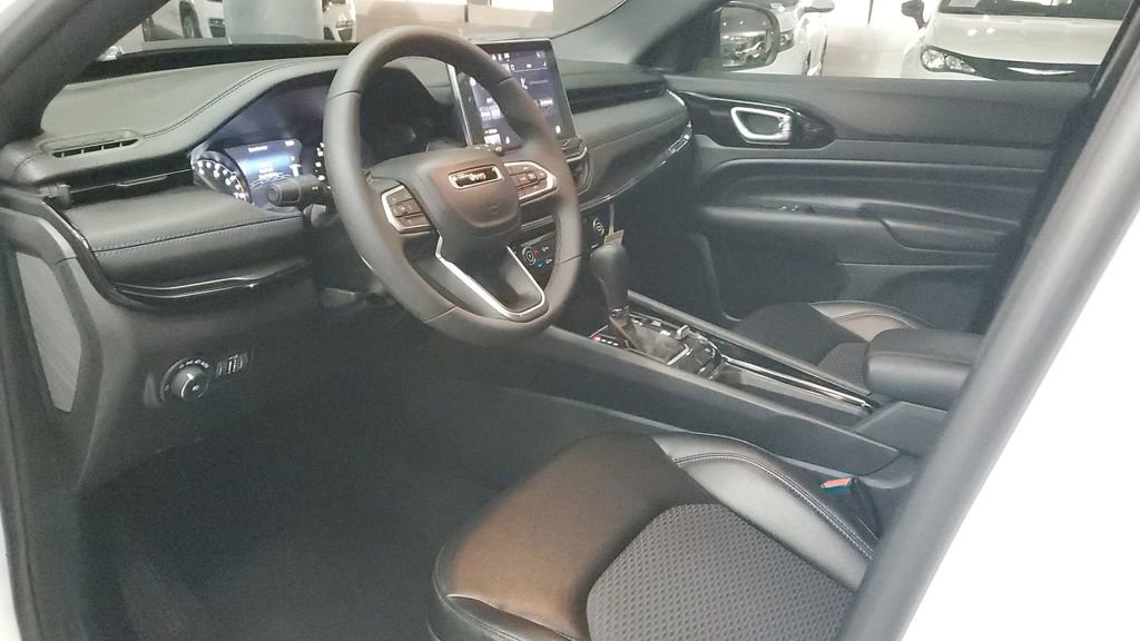 Used 2026 Jeep Compass Latitude image 18