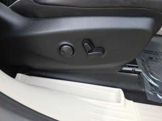 Used 2023 Chrysler Pacifica Limited FWD image 11