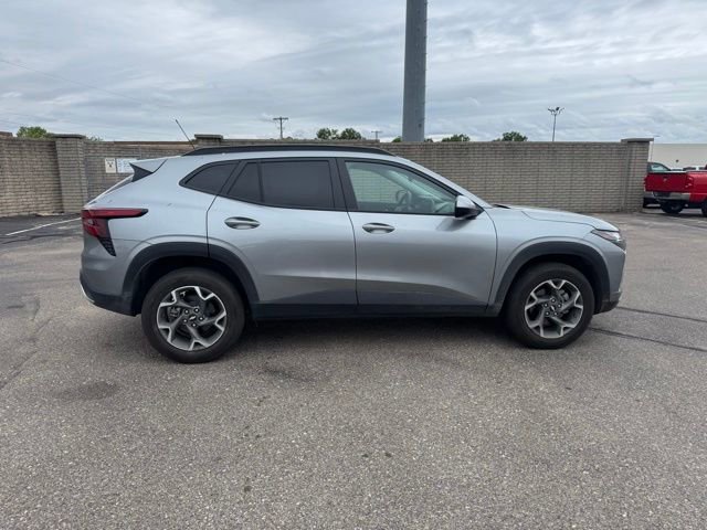 Used 2025 Chevrolet Trax LT w/ LT Convenience Package FWD image 8