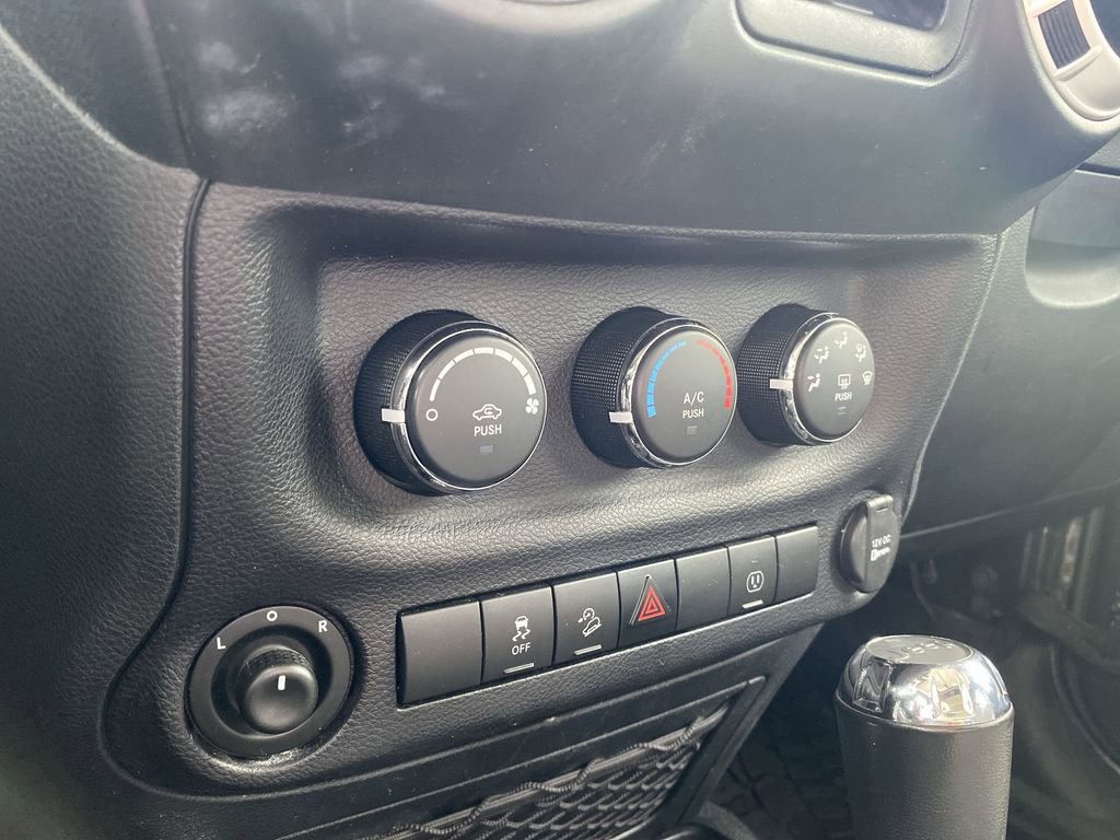 Used 2018 Jeep Wrangler Unlimited Sahara AWD/4WD image 9