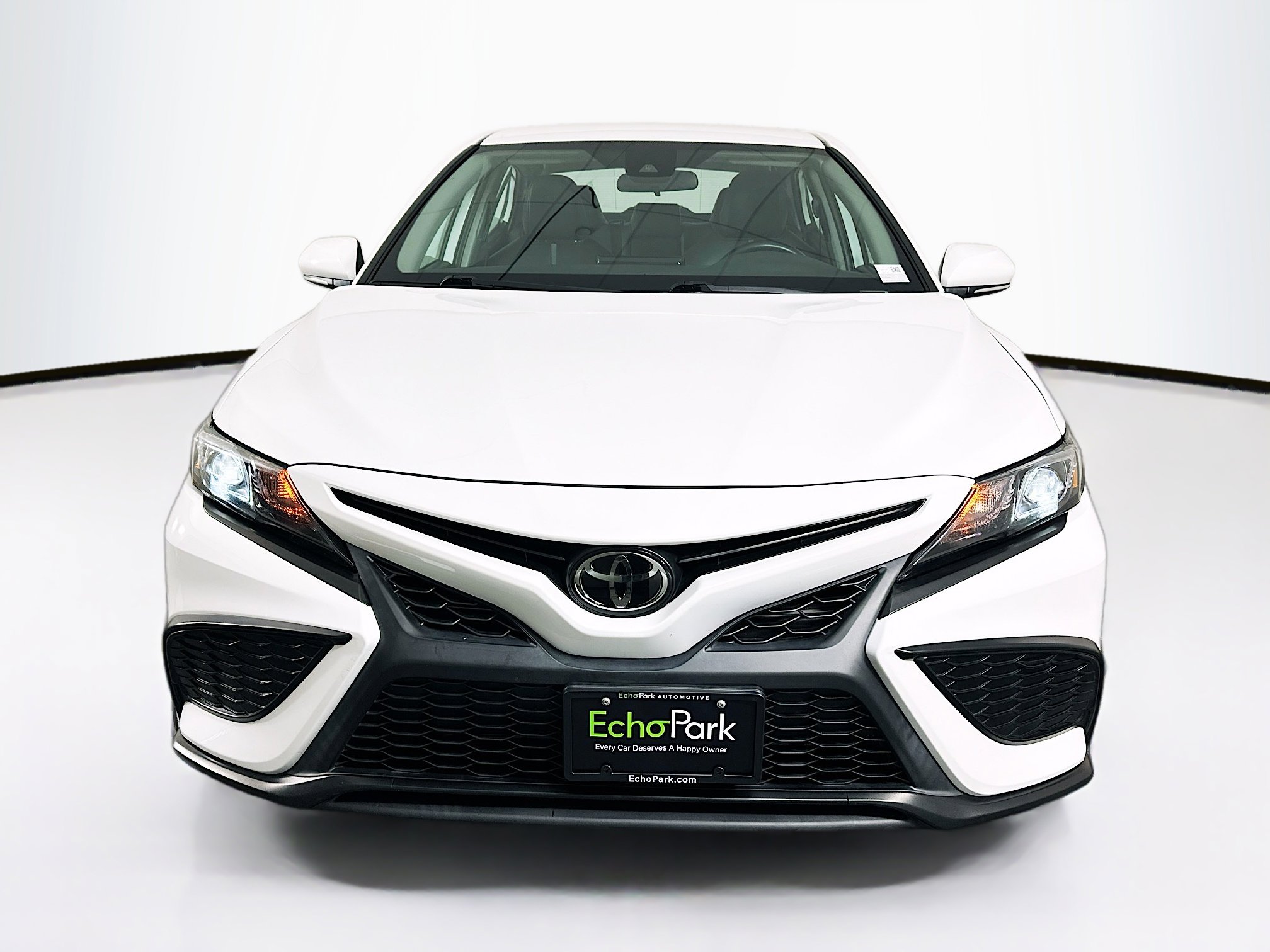 Used 2023 Toyota Camry SE image 2