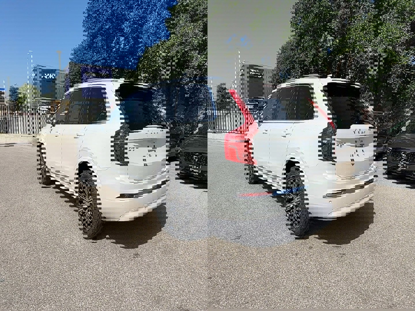 New 2025 Volvo XC90 T8 Plus w/ Protection Package Premier image 4