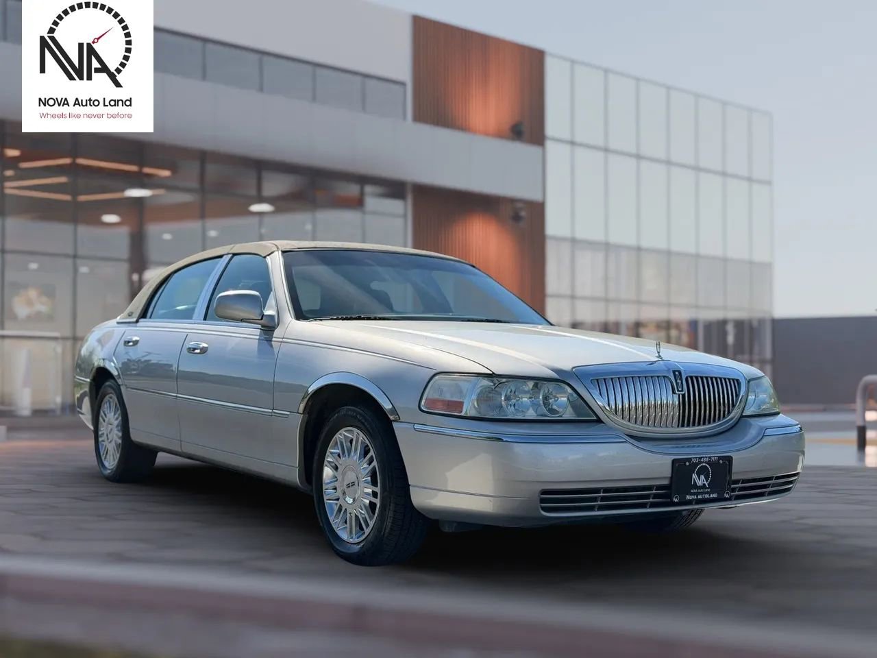 Used 2008 Lincoln Town Car Signature Limited image 3
