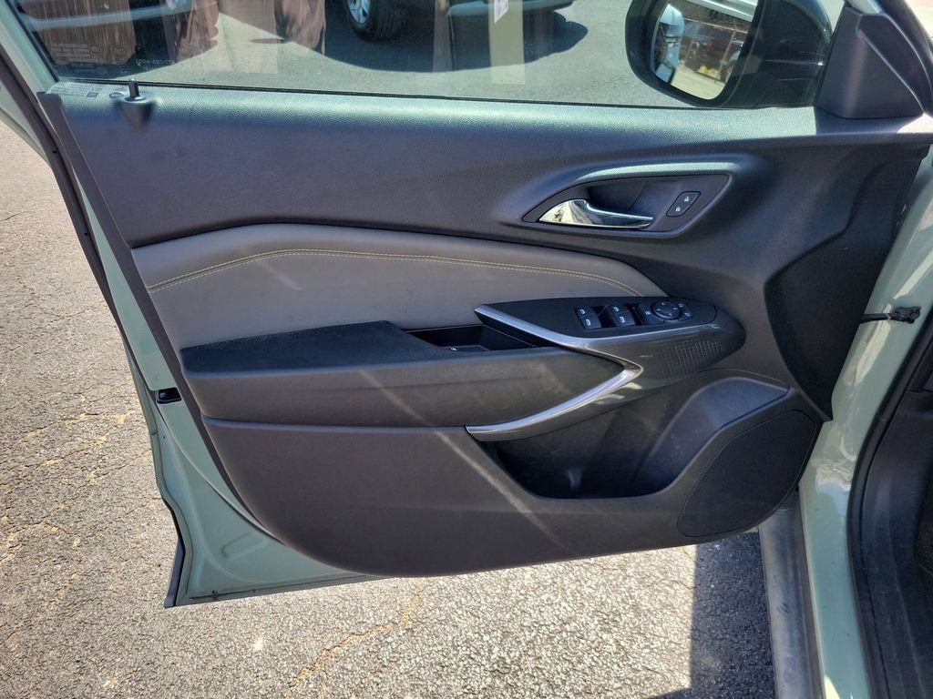Used 2024 Chevrolet Trax ACTIV w/ Sunroof Package FWD image 21