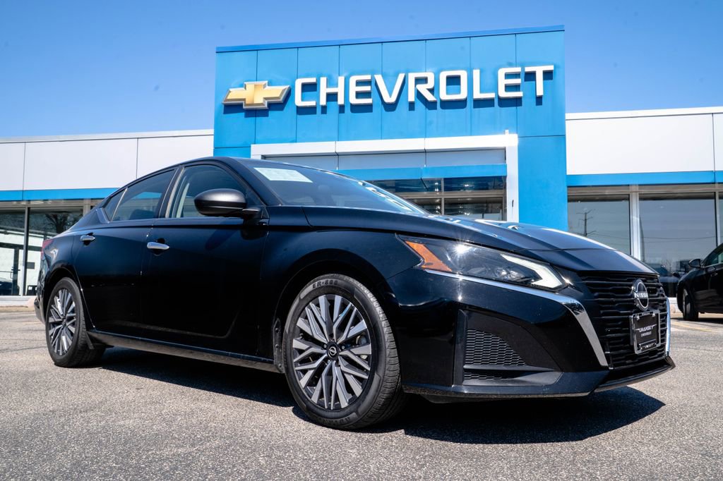 Used 2024 Nissan Altima 2.5 SV FWD image 1