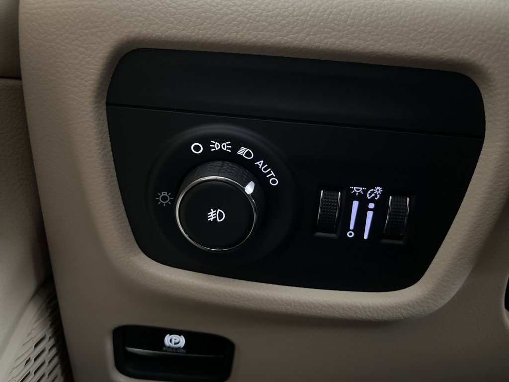 Used 2024 Jeep Grand Cherokee Limited w/ Luxury Tech Group II image 30