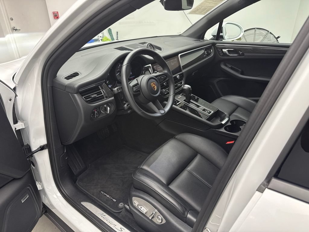 Certified 2022 Porsche Macan S AWD/4WD image 11