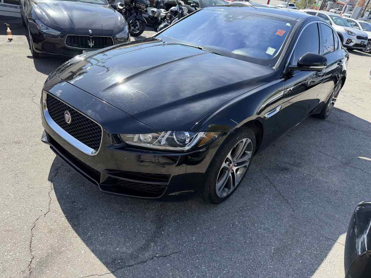 Used 2017 Jaguar XE Premium image 3