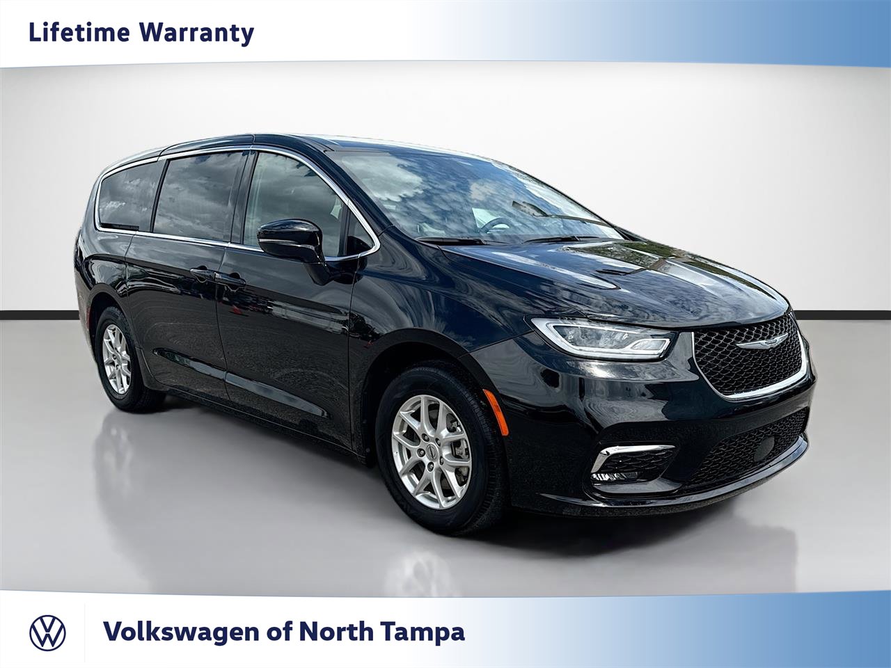 Used 2025 Chrysler Pacifica Select