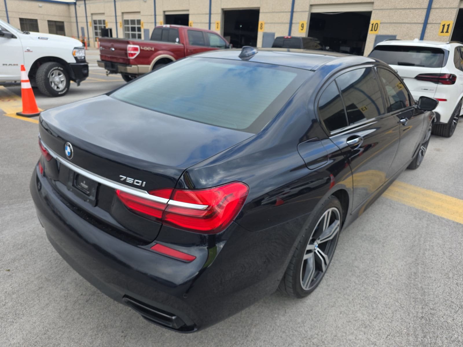 Used 2018 BMW 750i RWD image 3