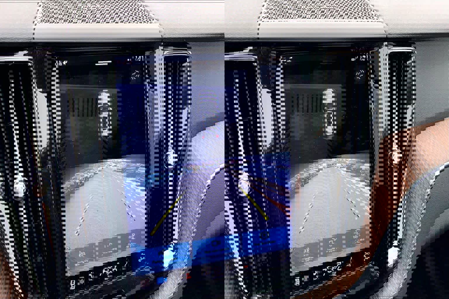 Used 2022 Volvo XC60 B5 Momentum w/ Climate Package image 27