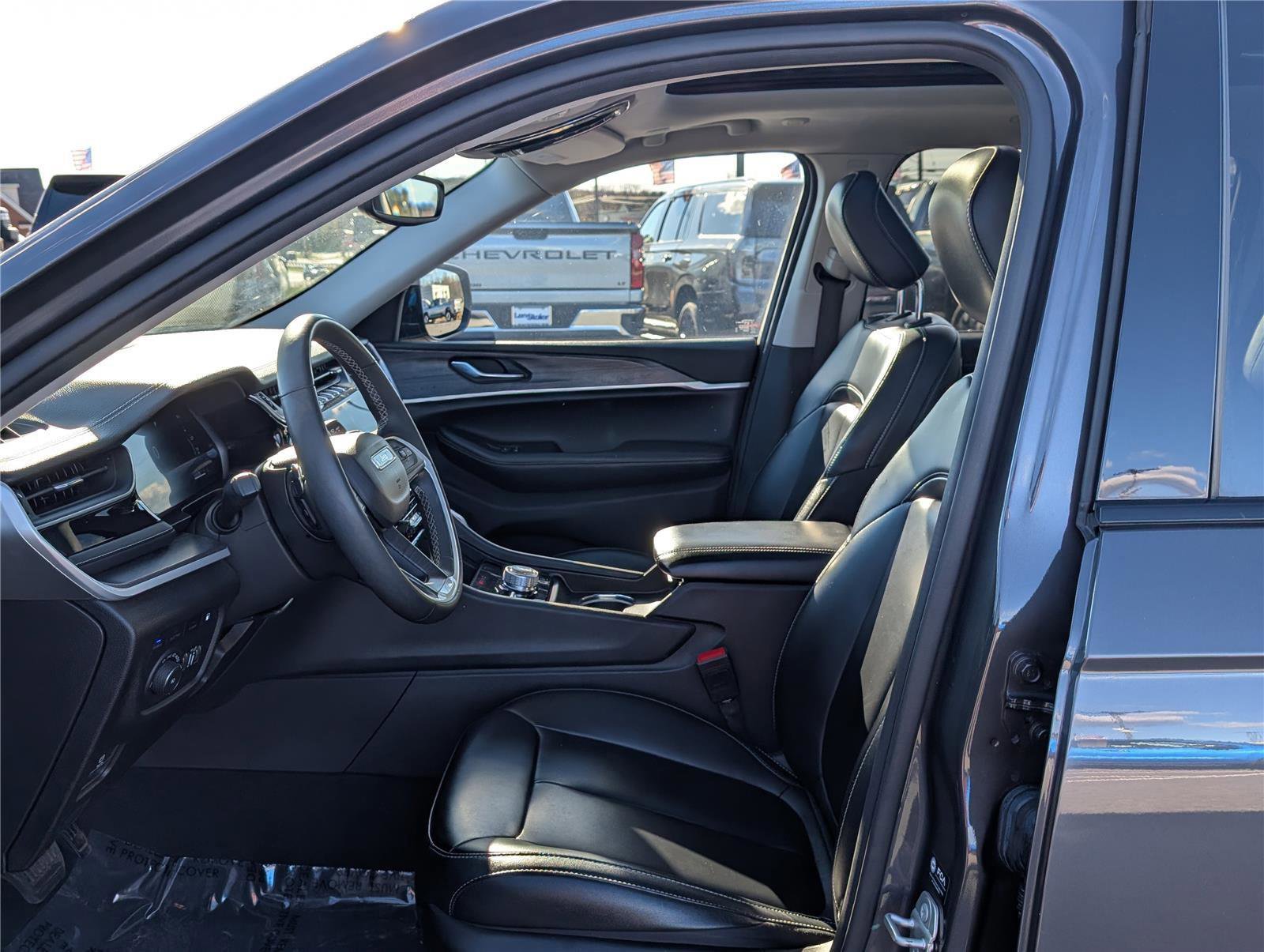 Used 2023 Jeep Grand Cherokee 4WD 4xe image 17