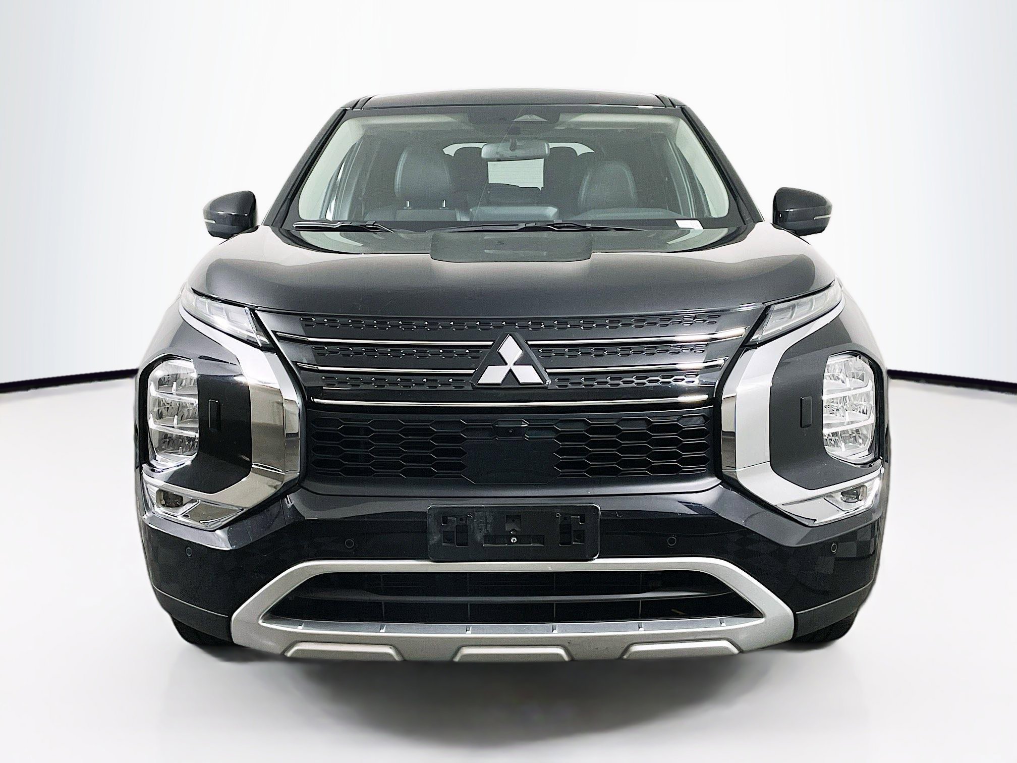 Used 2024 Mitsubishi Outlander SE image 2