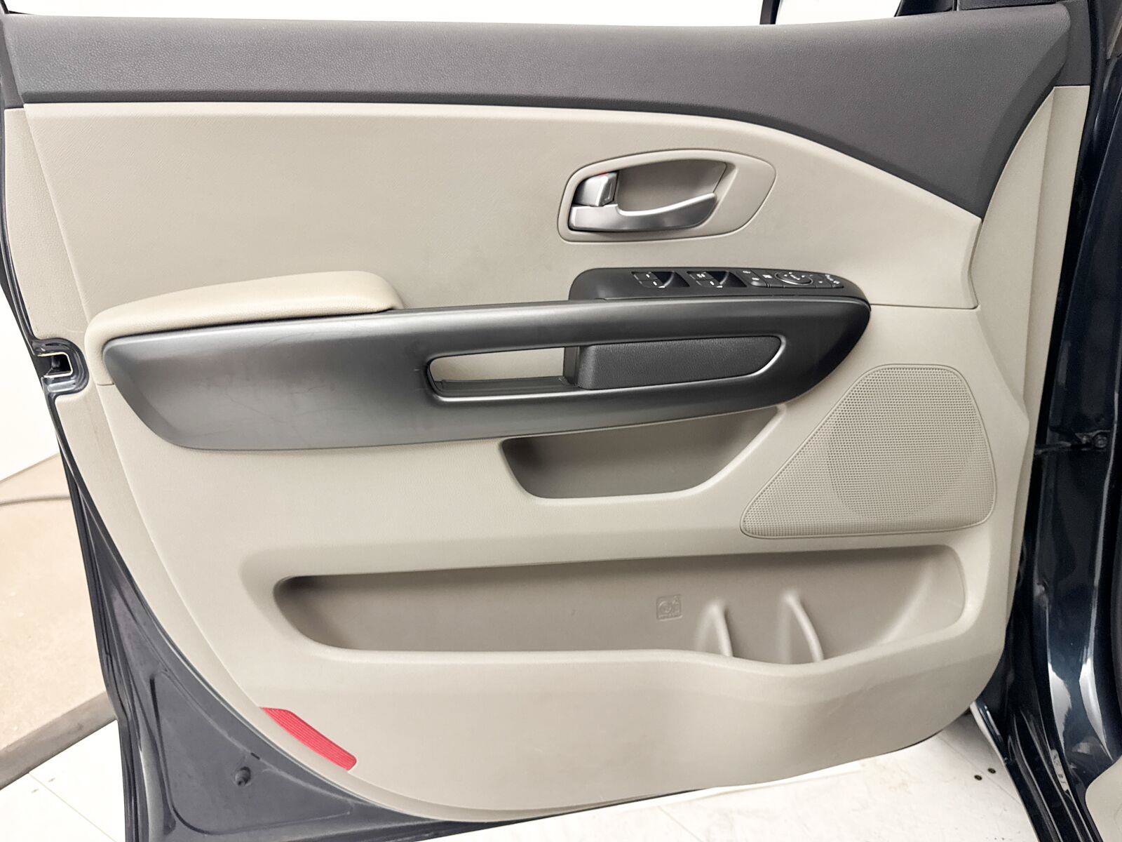 Used 2017 Kia Sedona LX FWD image 19