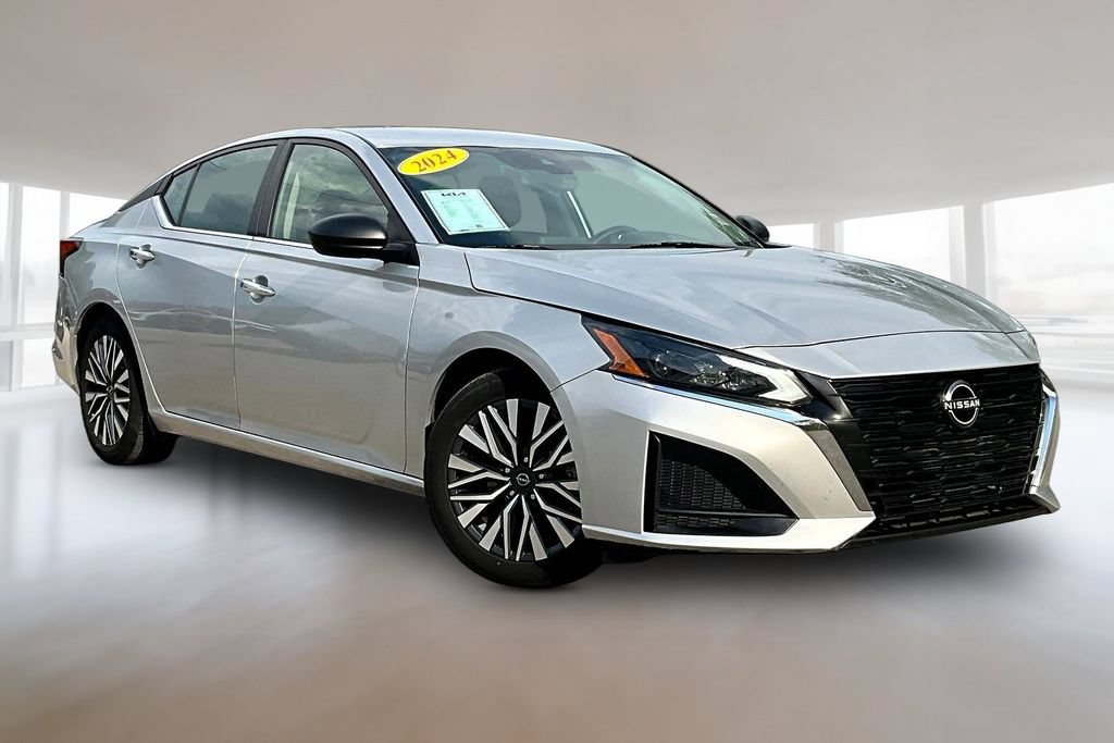 Used 2024 Nissan Altima 2.5 SV FWD image 3