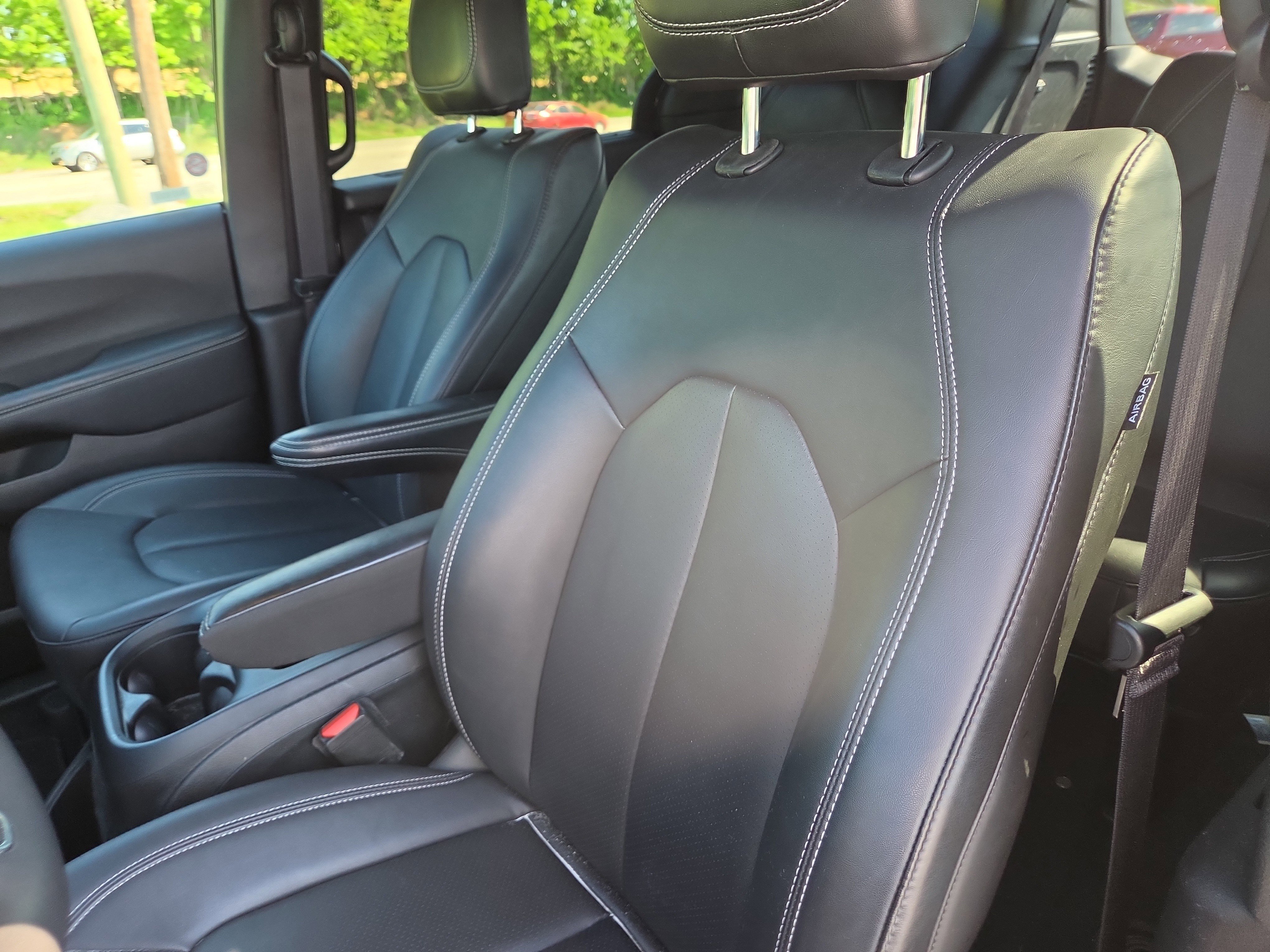 Used 2025 Chrysler Pacifica Select FWD image 2