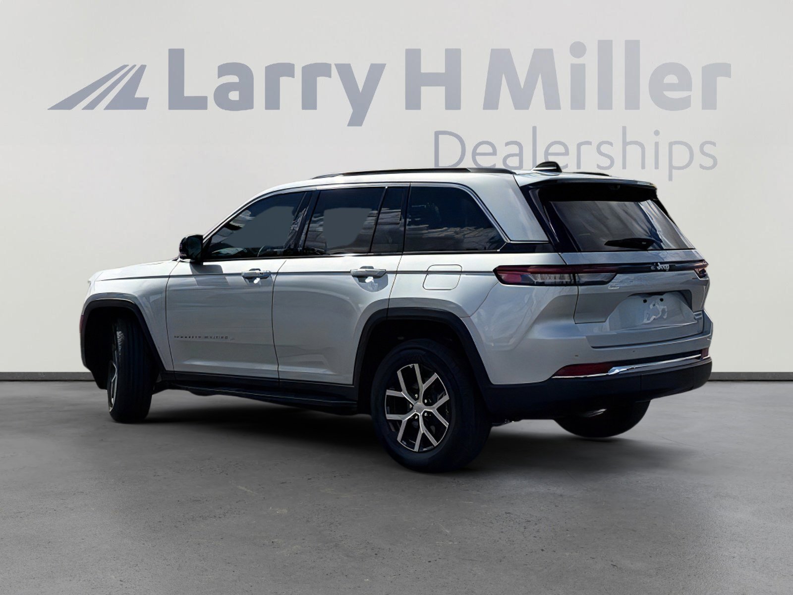 Used 2025 Jeep Grand Cherokee Limited w/ Luxury Tech Group II RWD image 3