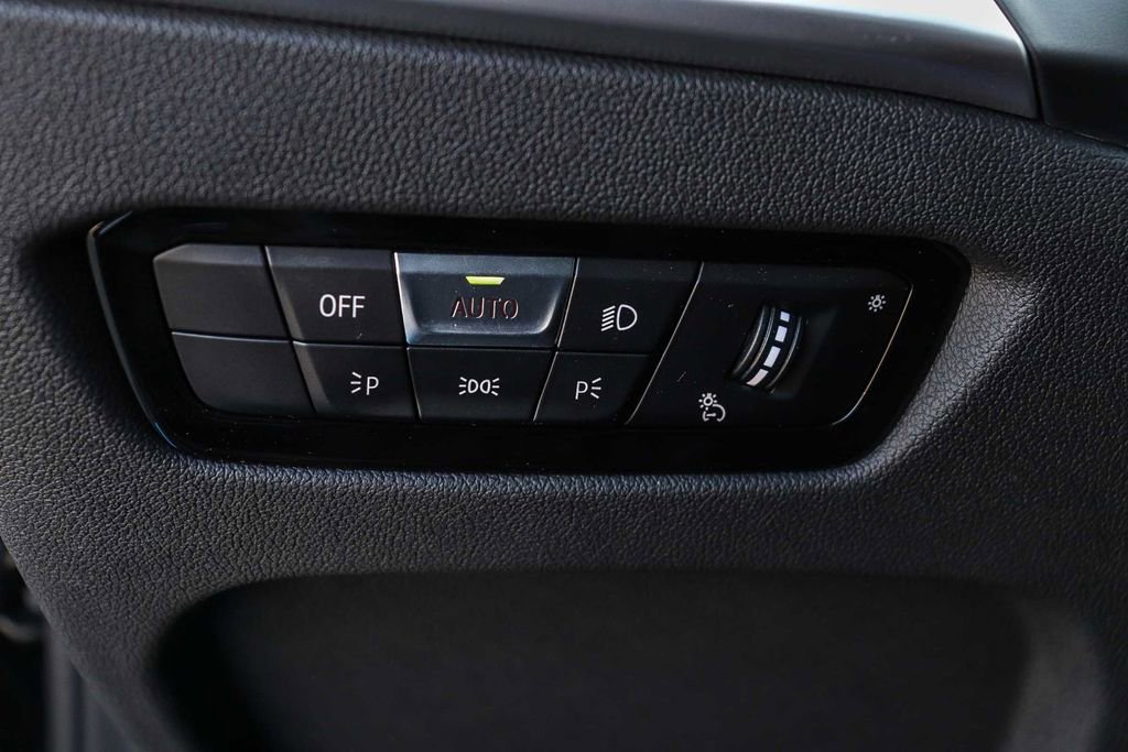 Used 2025 BMW 330i Sedan w/ Premium Package image 24