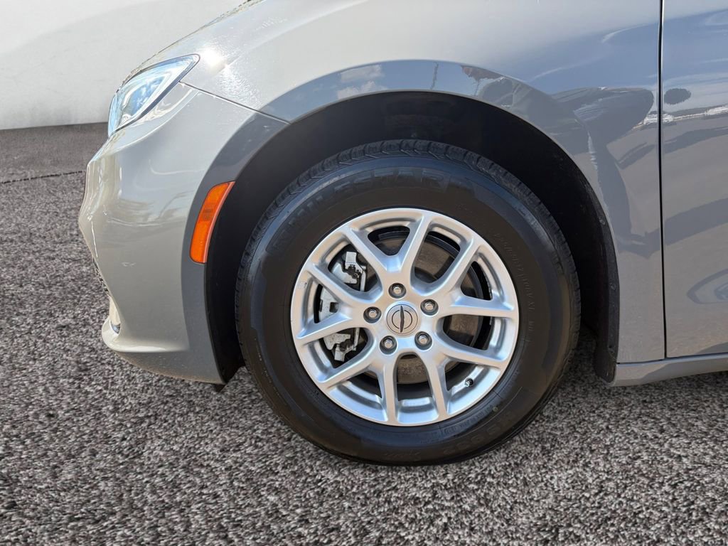 Used 2022 Chrysler Pacifica Touring-L image 9