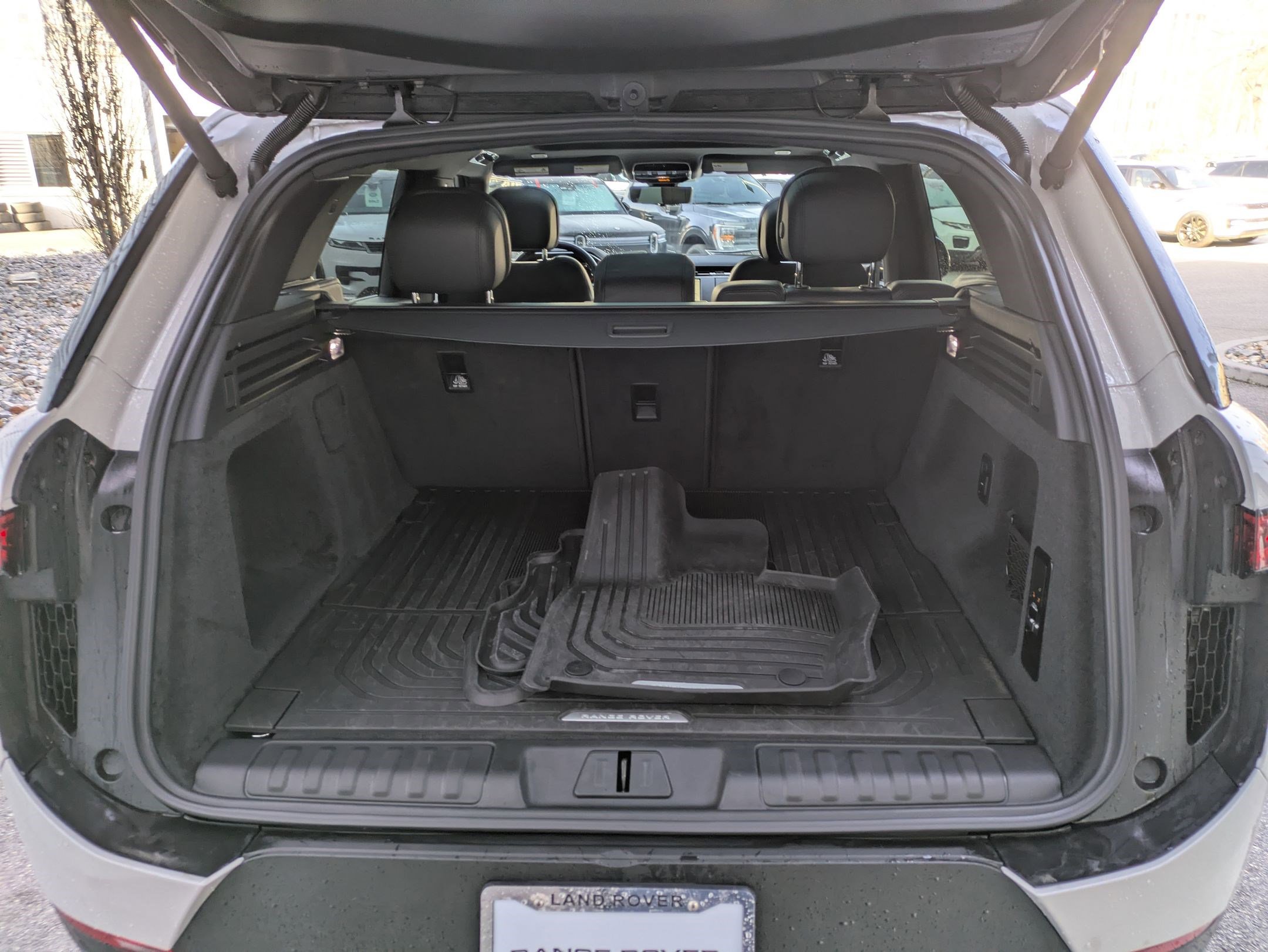 Used 2025 Land Rover Range Rover Sport SE image 32