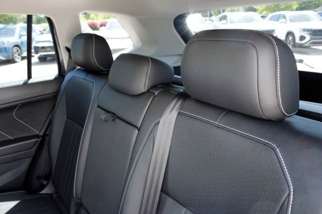 Used 2023 Volkswagen Tiguan SE w/ Panoramic Sunroof Package AWD/4WD image 16