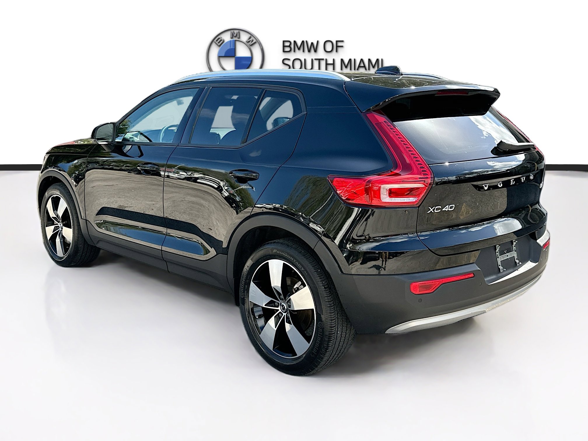 Used 2020 Volvo XC40 T5 Momentum w/ Protection Package Premier image 5