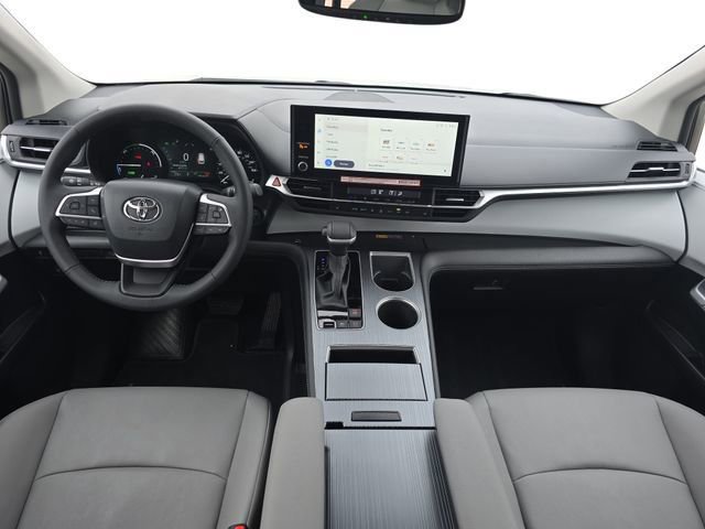 Used 2025 Toyota Sienna XLE image 9