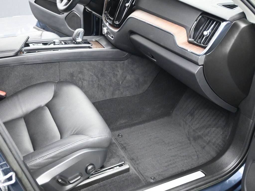 Used 2023 Volvo XC60 B5 Plus image 18