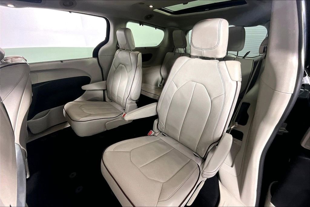 Used 2017 Chrysler Pacifica Limited w/ UConnect Theater Package FWD image 26