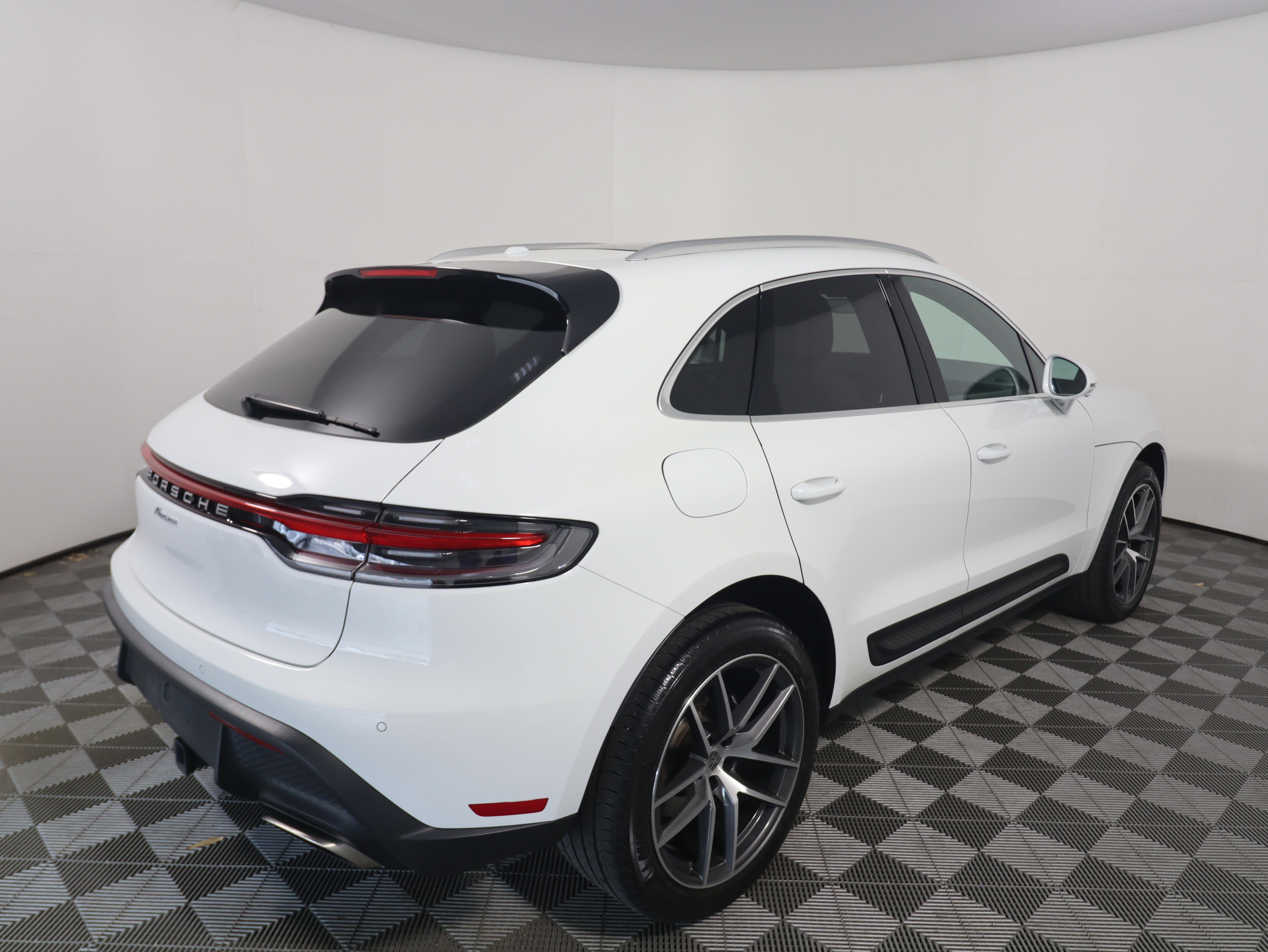 Certified 2023 Porsche Macan image 7