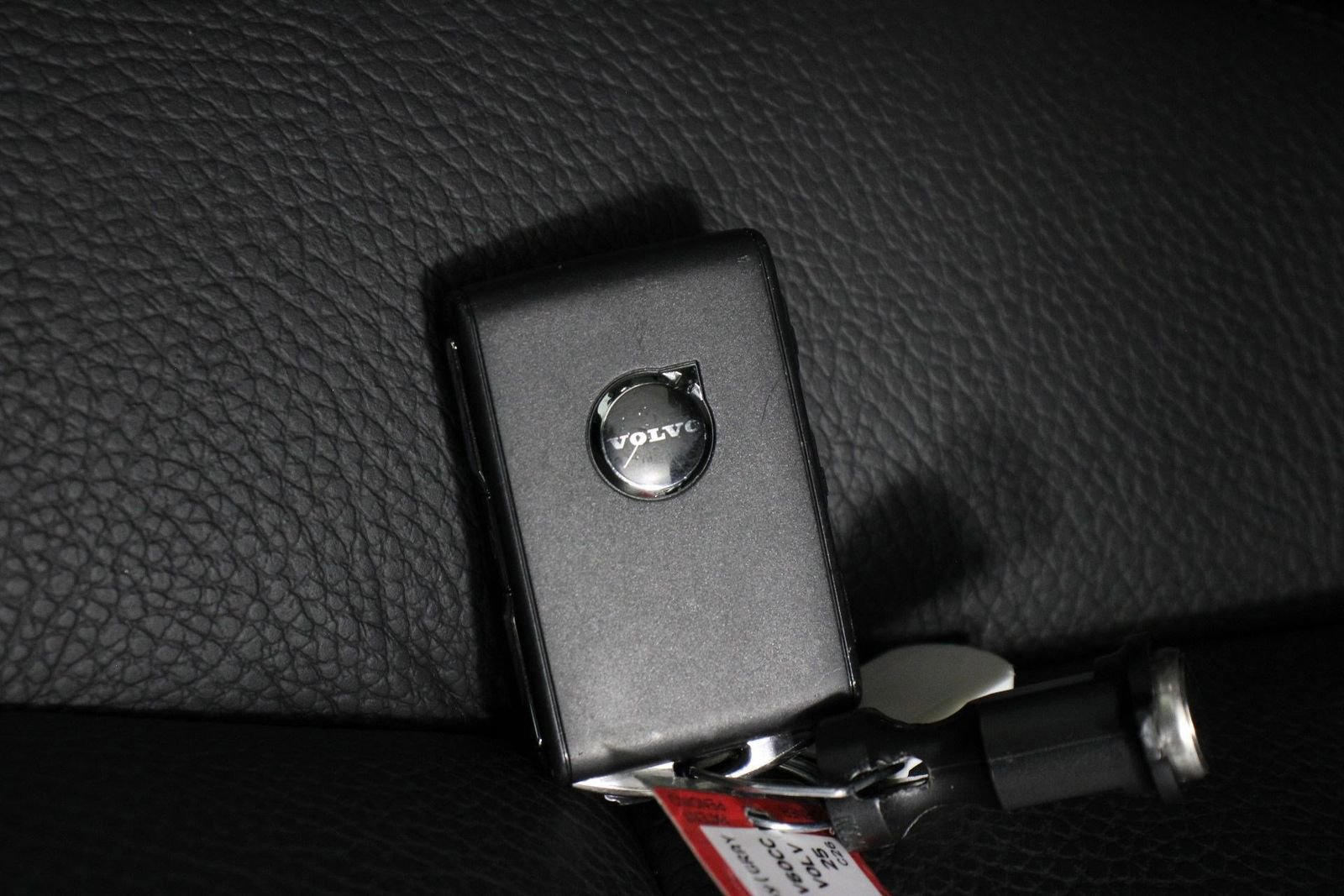 Certified 2025 Volvo V60 B5 Cross Country Plus image 33