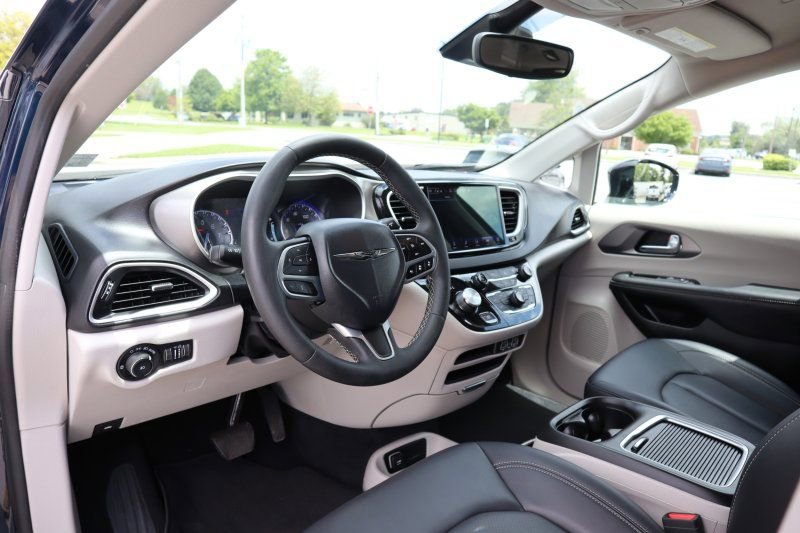 Used 2024 Chrysler Pacifica Touring-L FWD image 10