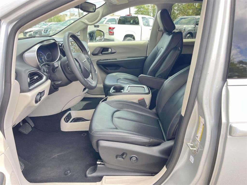 Used 2024 Chrysler Pacifica Touring-L image 21