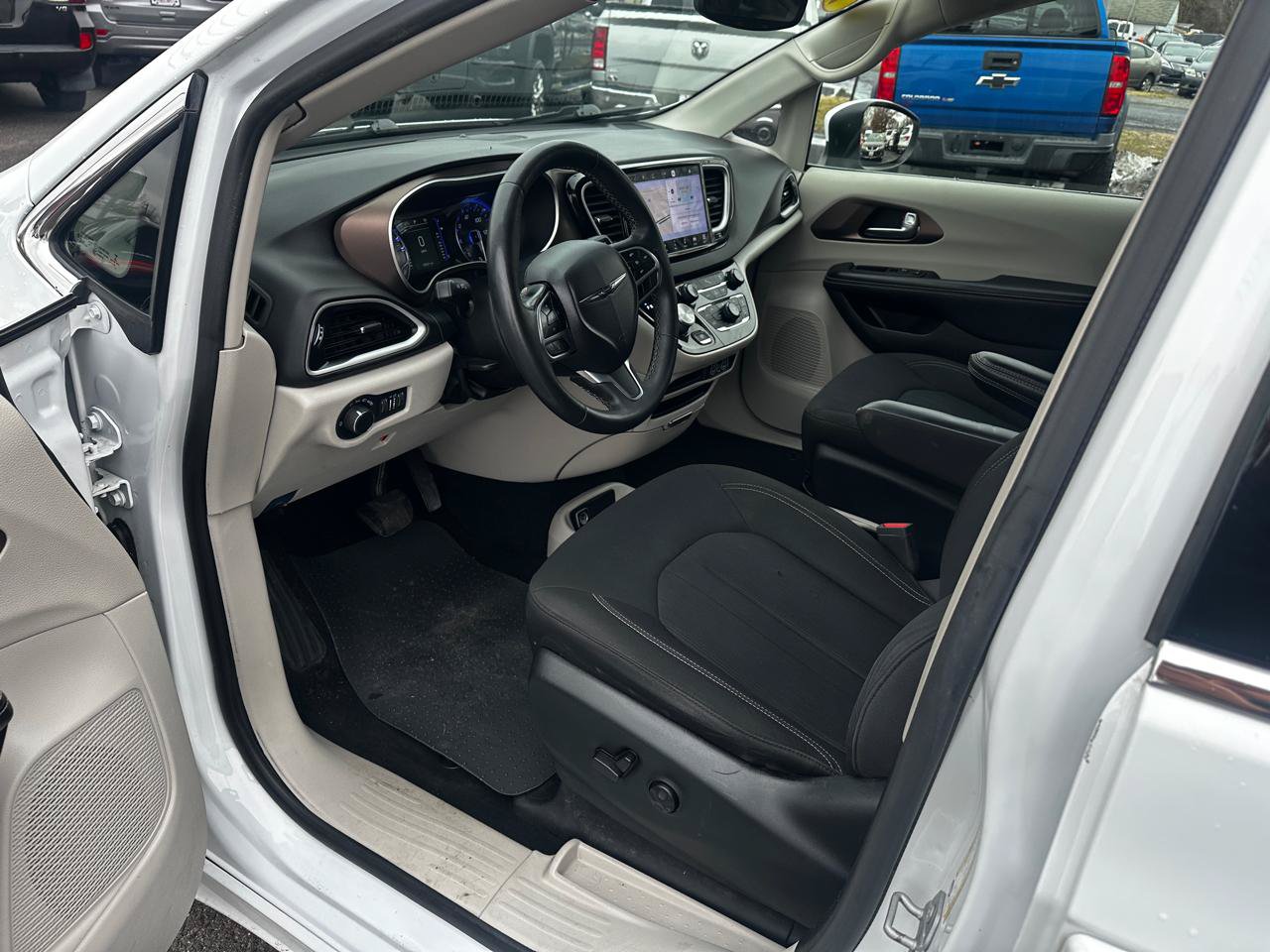 Used 2022 Chrysler Voyager LX FWD image 9