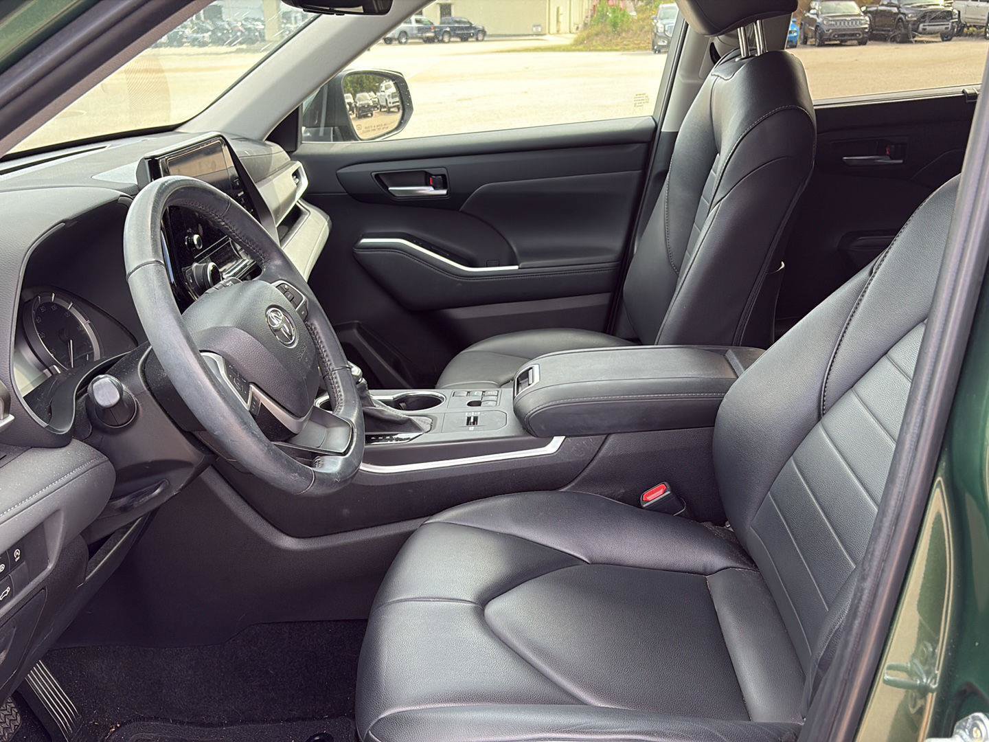 Used 2024 Toyota Highlander XLE FWD image 9