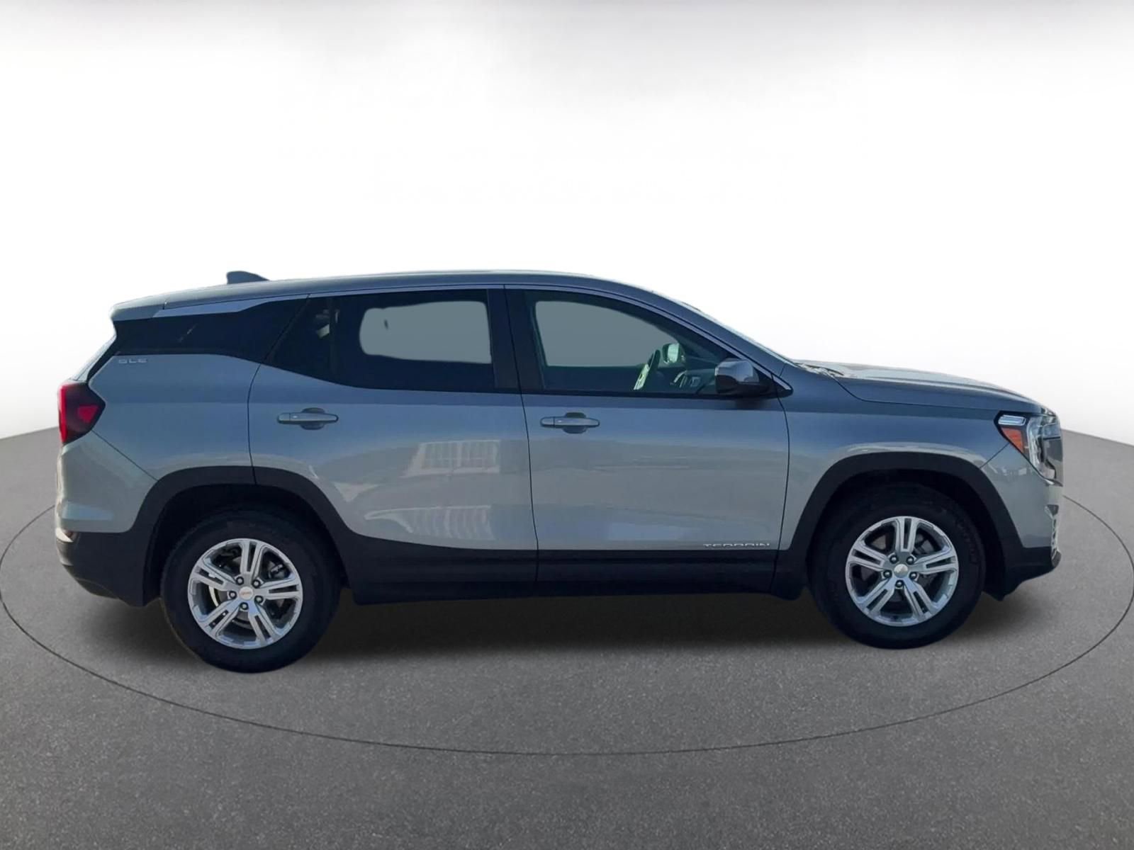 Used 2024 GMC Terrain SLE FWD image 16