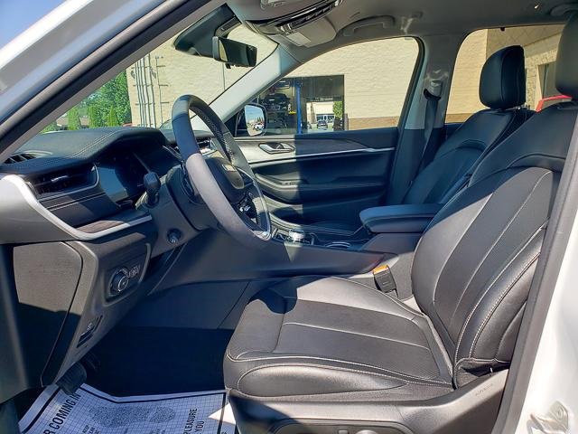 Used 2024 Jeep Grand Cherokee Limited w/ Luxury Tech Group II image 11