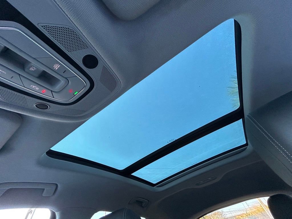 Used 2022 Audi e-tron Premium Plus w/ Premium Plus Package image 48