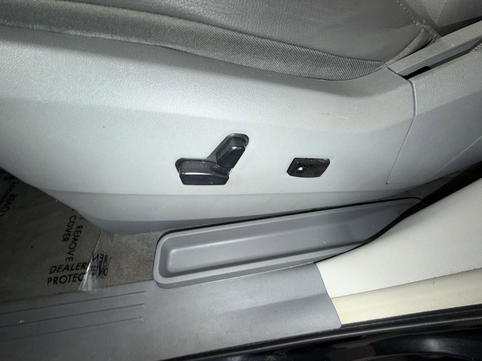 Used 2011 Volkswagen Routan SE image 14