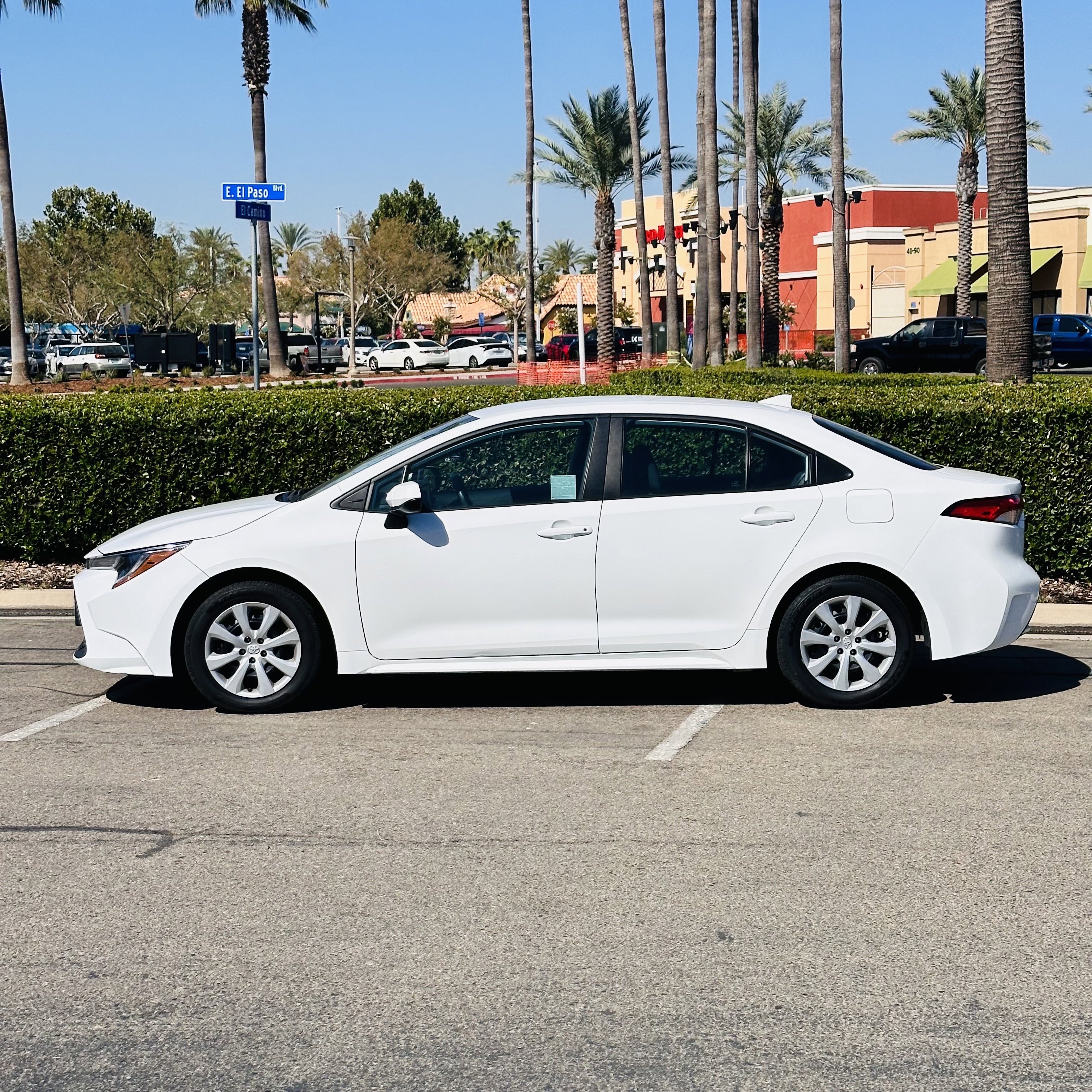 Used 2022 Toyota Corolla LE image 3
